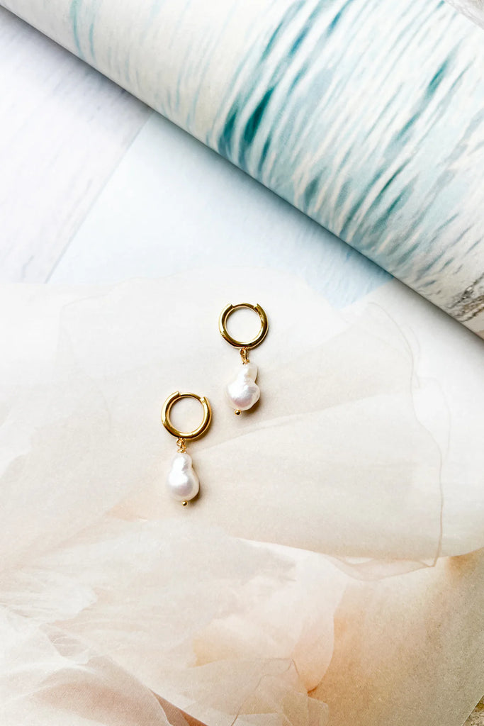 HELLO EDIE // Abstract Pearl Huggie