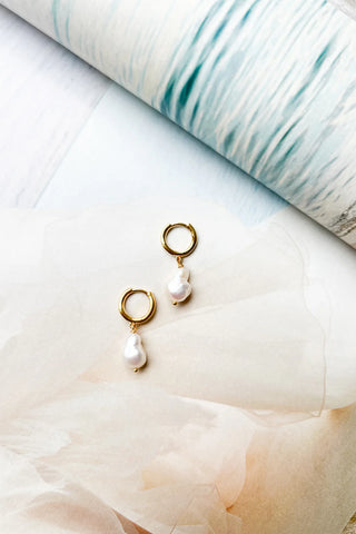 HELLO EDIE // Abstract Pearl Huggie